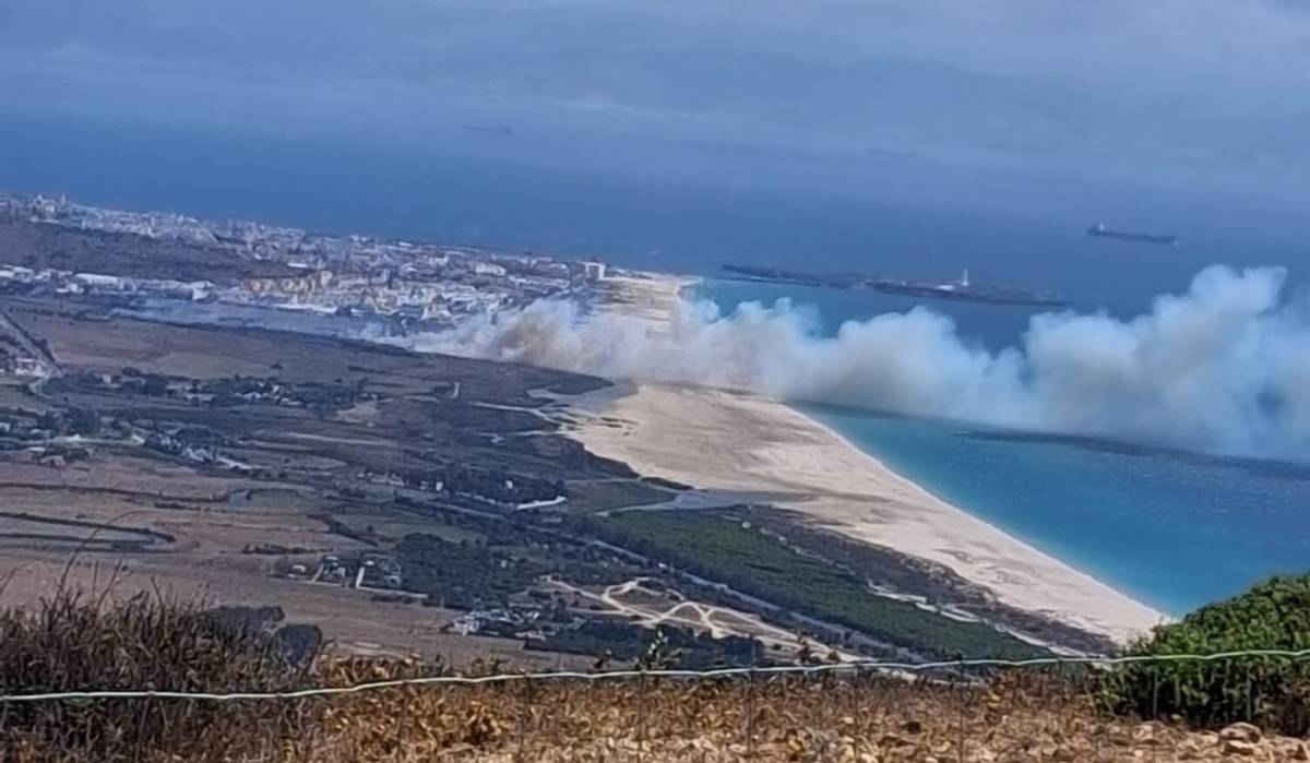 Incendio junto al recinto ferial de Tarifa: tráfico desviado por el Cementerio y con el levante complicando la extinción
