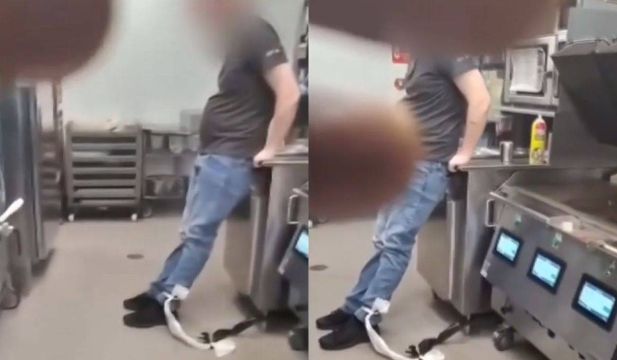Ata a un compañero con discapacidad en plena cocina de una hamburguesería y lo justifica como una broma de TikTok