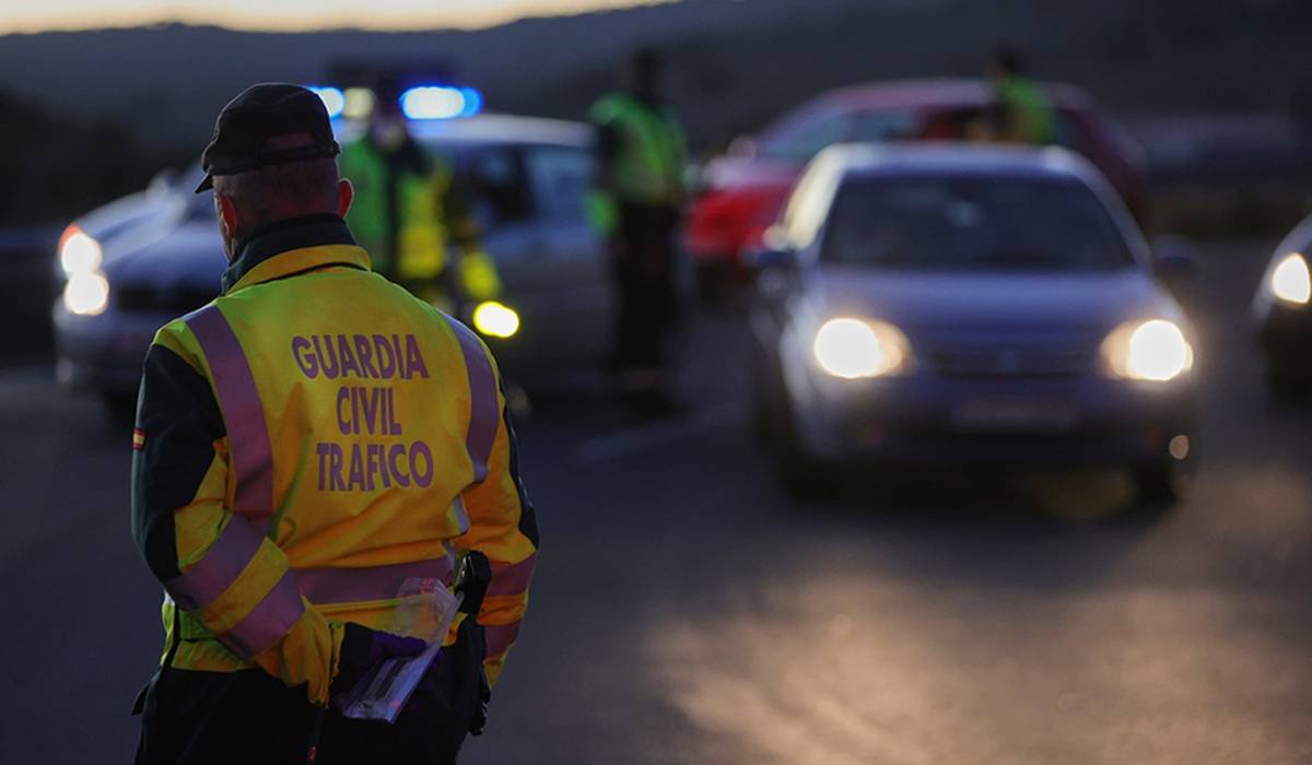 Un fallecido y seis heridos en una colisión múltiple con un autobús y un turismo volcado en la A-4 a su paso por Dos Hermanas