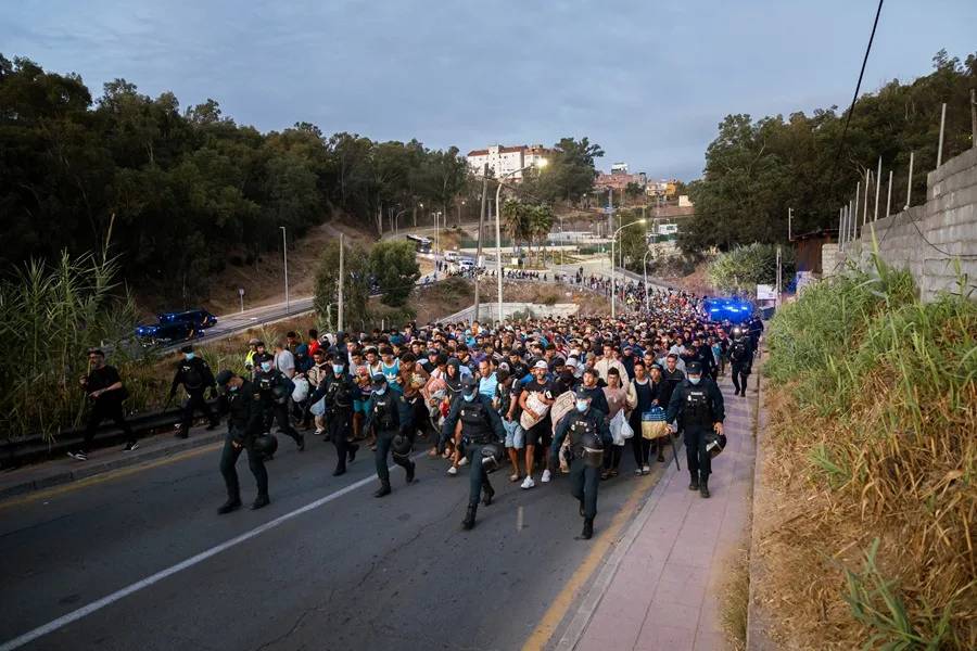 Amplio dispostivo policial para trasladar a más de 850 migrantes que dormían en la calle en Ceuta a un alojamiento provisional
