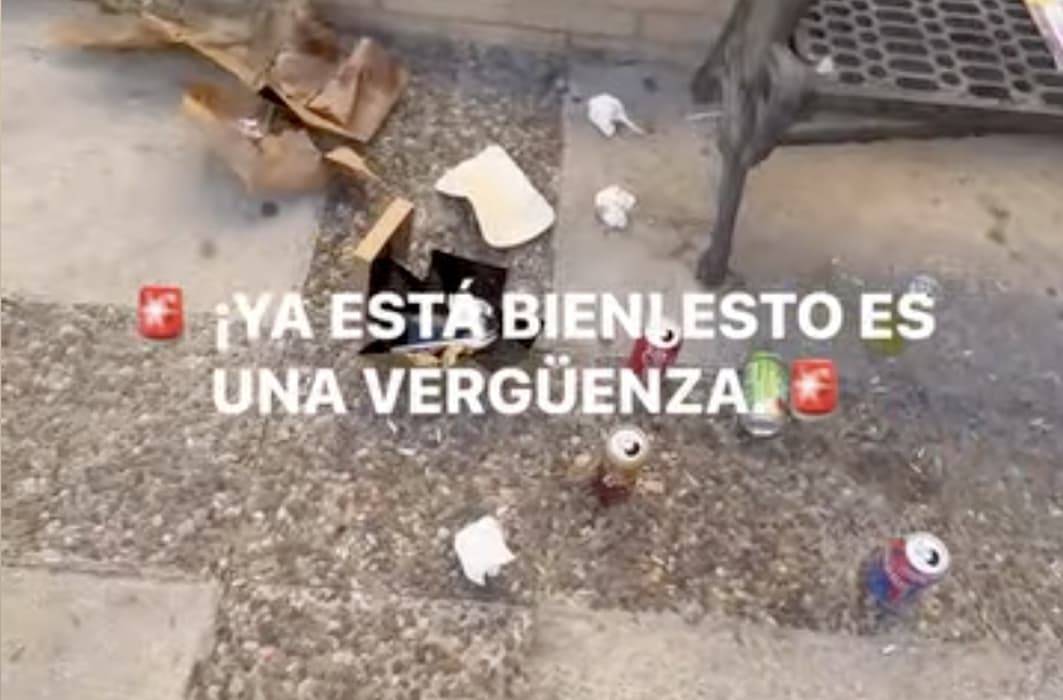 La escena de cada semana en la barriada de La Granja de Jerez: los vecinos se hartan de ver una plazoleta convertida en 