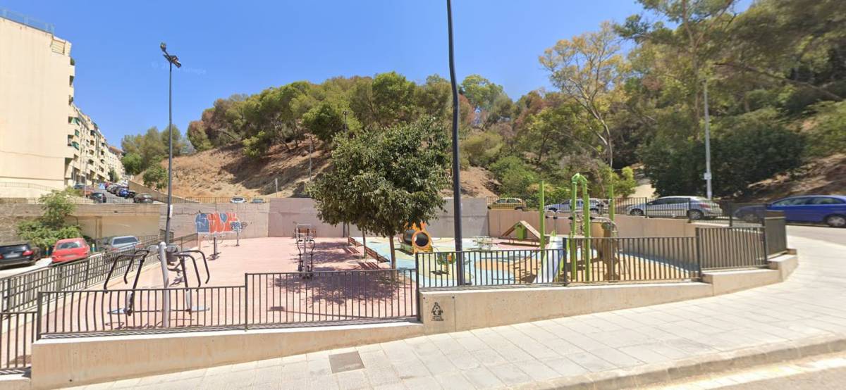 Apuñalan por la espalda a un menor de 16 años en un parque de Málaga: el presunto agresor tiene antecedentes por robos con violencia