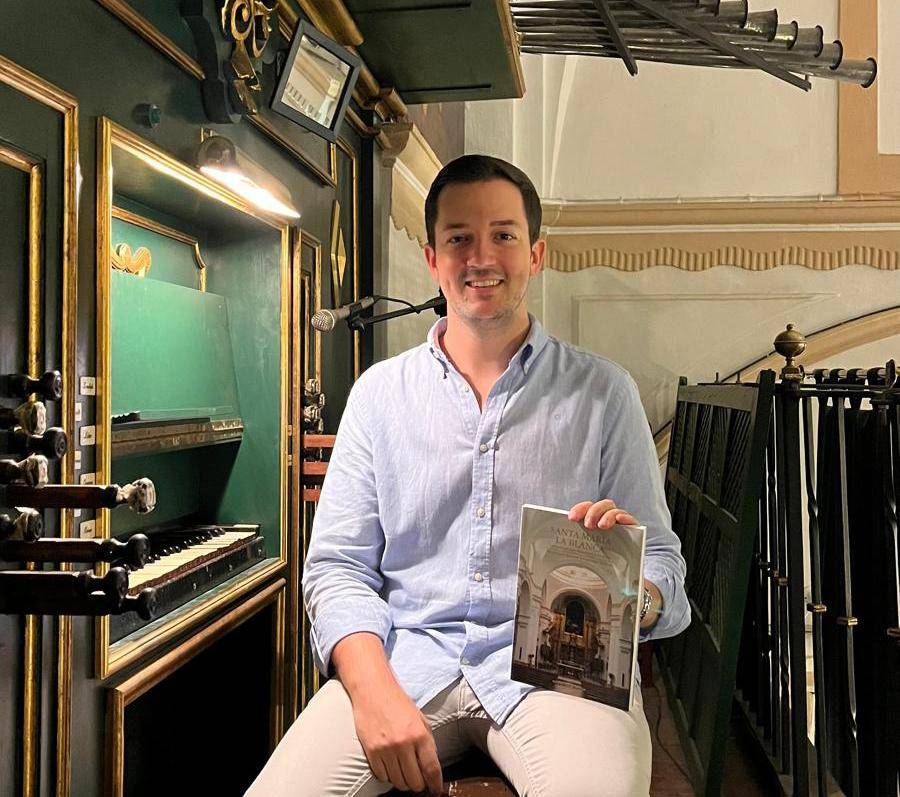 Maese Salguero el organista retrata seis siglos de la parroquia mayor de Los Palacios porque también es historiador