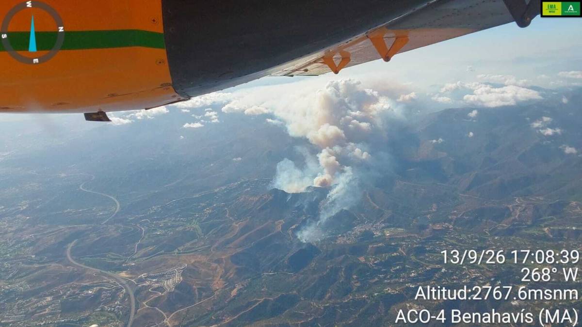 Alerta en Málaga por un incendio en Benahavís: vecinos desalojados, dos heridos y más de cien bomberos movilizados