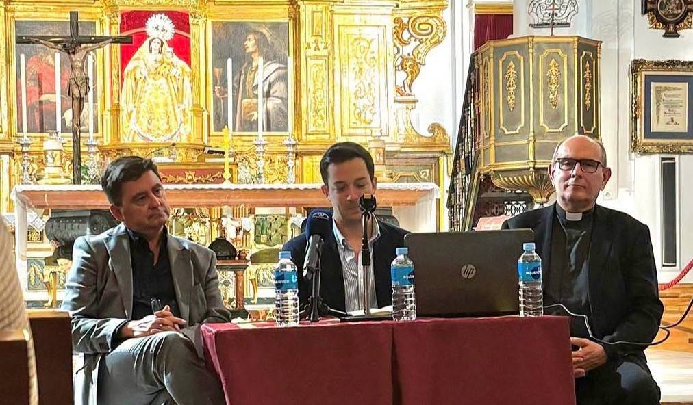 Javier Salguero, en el centro, acompañado el miércoles por el catedrático Rodríguez Estévez y el párroco de Santa María la Blanca.