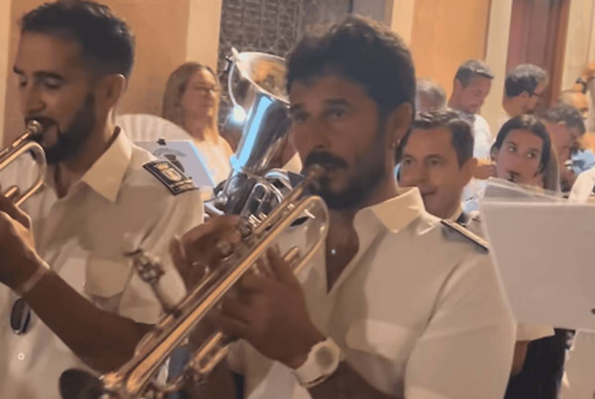 La conocida cara que ha sorprendido en Cádiz tocando la trompeta tras la Virgen de los Desamparados