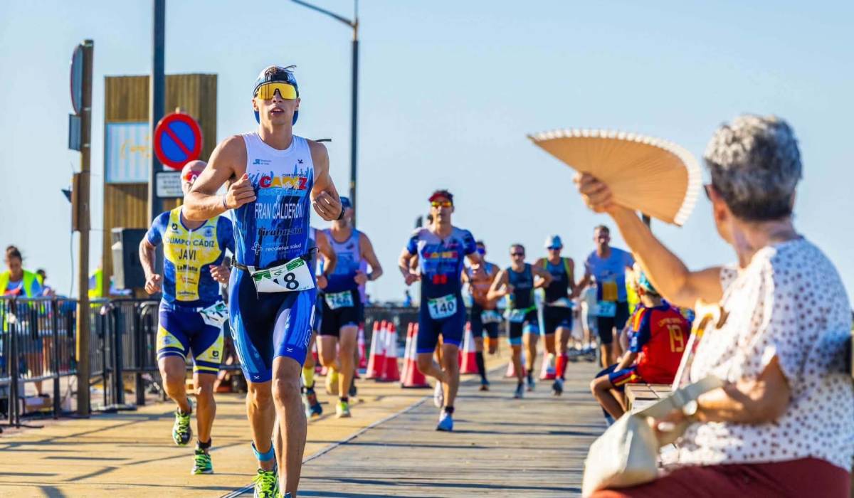 Camposoto, a nado, sobre ruedas y a la carrera: las mejores imágenes del VII Triatlón Ciudad de San Fernando