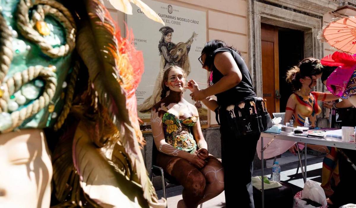 `Lienzos humanos Emporio del Orbe` en las calles de Cádiz - `Lienzos humanos Emporio del Orbe` en las calles de Cádiz