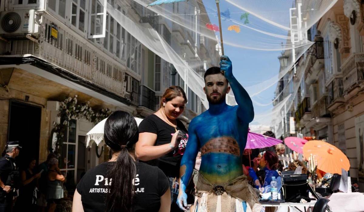 `Lienzos humanos Emporio del Orbe` en las calles de Cádiz - `Lienzos humanos Emporio del Orbe` en las calles de Cádiz