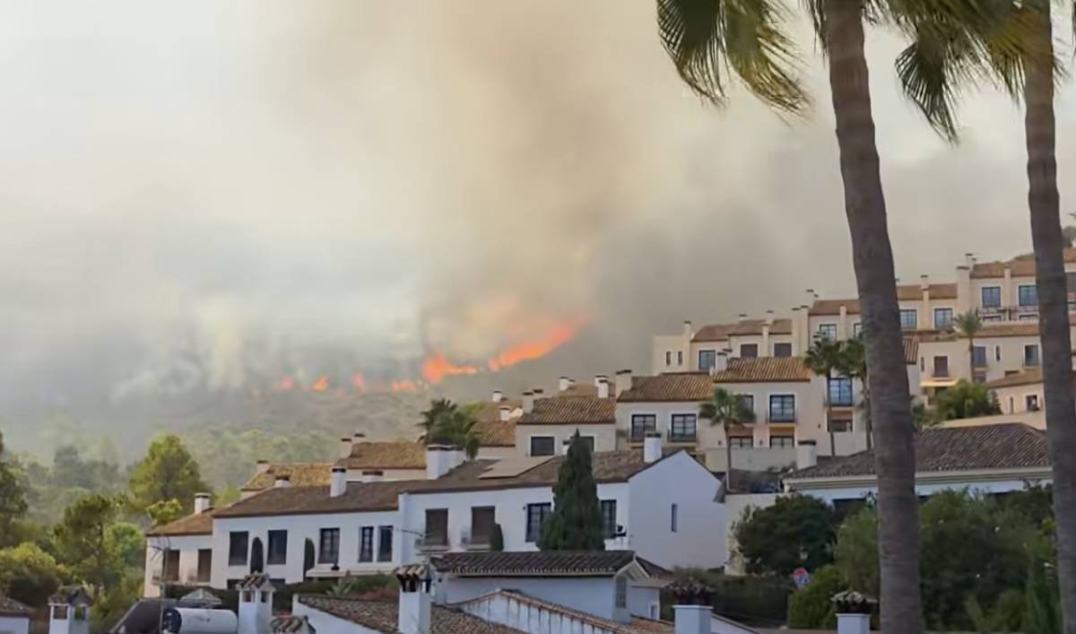Última hora del incendio en Benahavís: los vecinos se mantienen confinados y Montemayor, desalojada