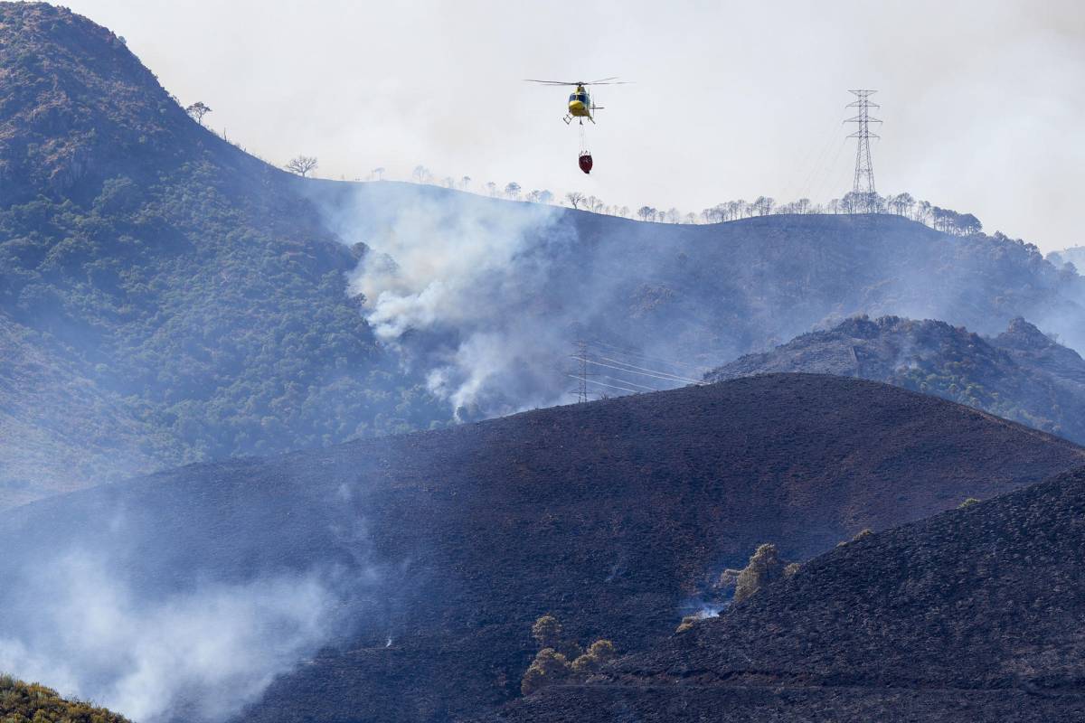 Un helicóptero del Infoca sobrevuela el incendio de Benahavís.