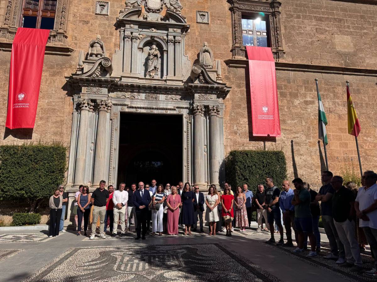 Minuto de silencio en la Universidad de Granada en memoria de la estudiante asesinada en México. - Minuto de silencio en la Universidad de Granada en memoria de la estudiante asesinada en México.