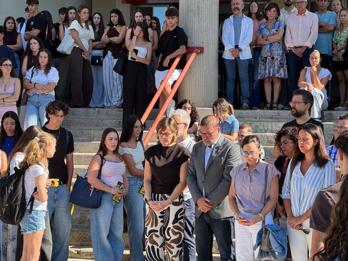 Emotivo minuto de silencio en Granada por Claudia, la estudiante asesinada en México: sus compañeros recibirán atención psicológica