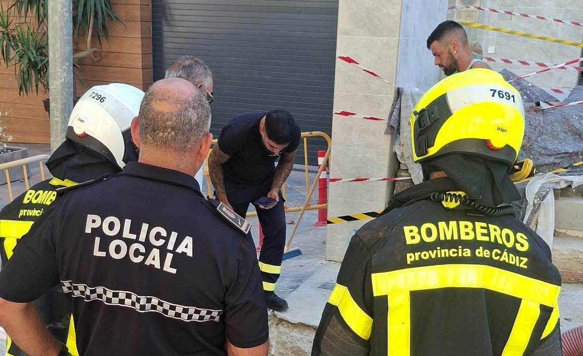 Operarios supervisan la fuga de gas en Ubrique.