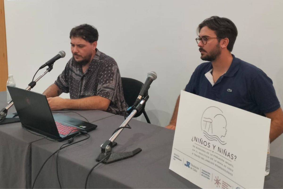 Jesús Corrales (izquierda) durante una conferencia sobre el proyecto '¿Niños y niñas?' - Jesús Corrales (izquierda) durante una conferencia sobre el proyecto '¿Niños y niñas?'