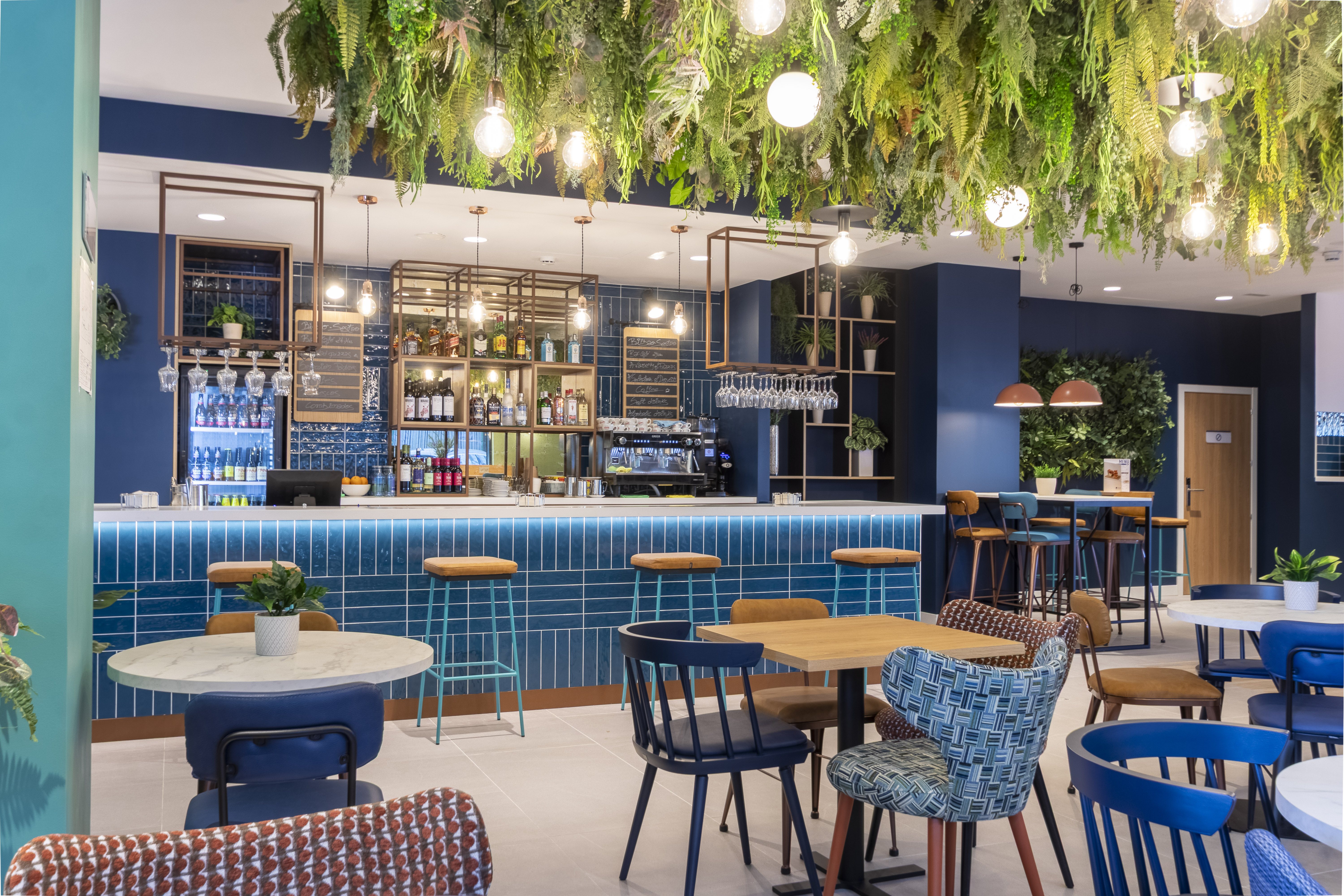 El bar será uno de los grandes puntos de encuentro del hotel. - Travelodge El bar será uno de los grandes puntos de encuentro del hotel.