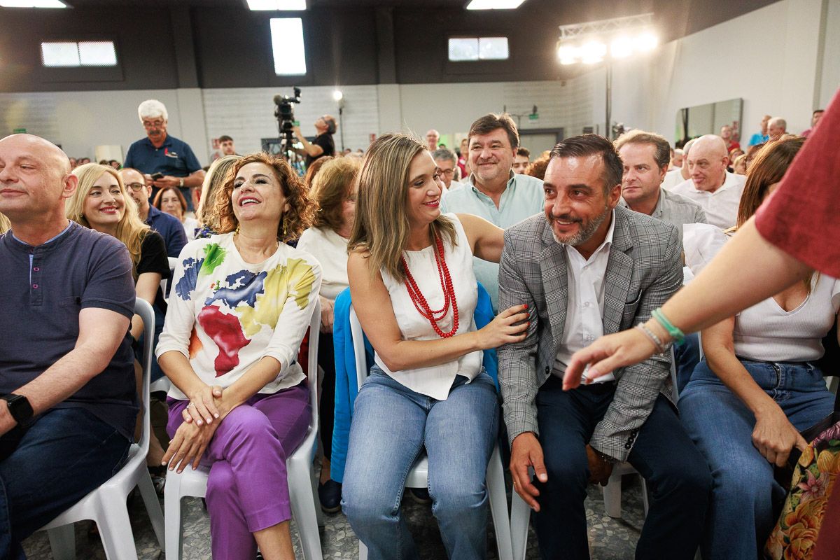 María Jesús Montero, en el acto del pasado sábado en Jerez; María Márquez junto a José Antonio Díaz, líder del PSOE jerezano. - JUAN CARLOS TORO