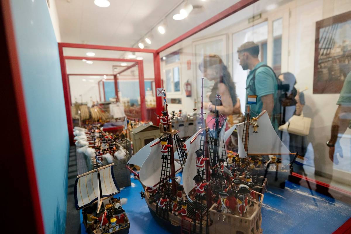 Cádiz revive su historia moderna a golpe de Playmobil y libros desde el siglo XV con dos nuevas exposiciones municipales