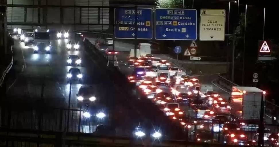 Retenciones de 2 kilómetros para empezar el día en Sevilla: un accidente a la altura de Tomares