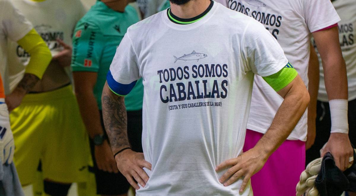 Ez Abde borra todas sus fotos de las redes tras recibir cientos de insultos y amenazas por llevar una camiseta de apoyo a Ceuta
