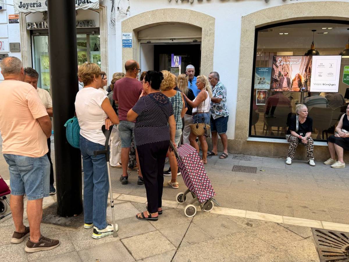 Grandes colas en la calle Larga de Jerez desde primera hora de la mañana: nadie se quiere quedar sin un viaje del Imserso