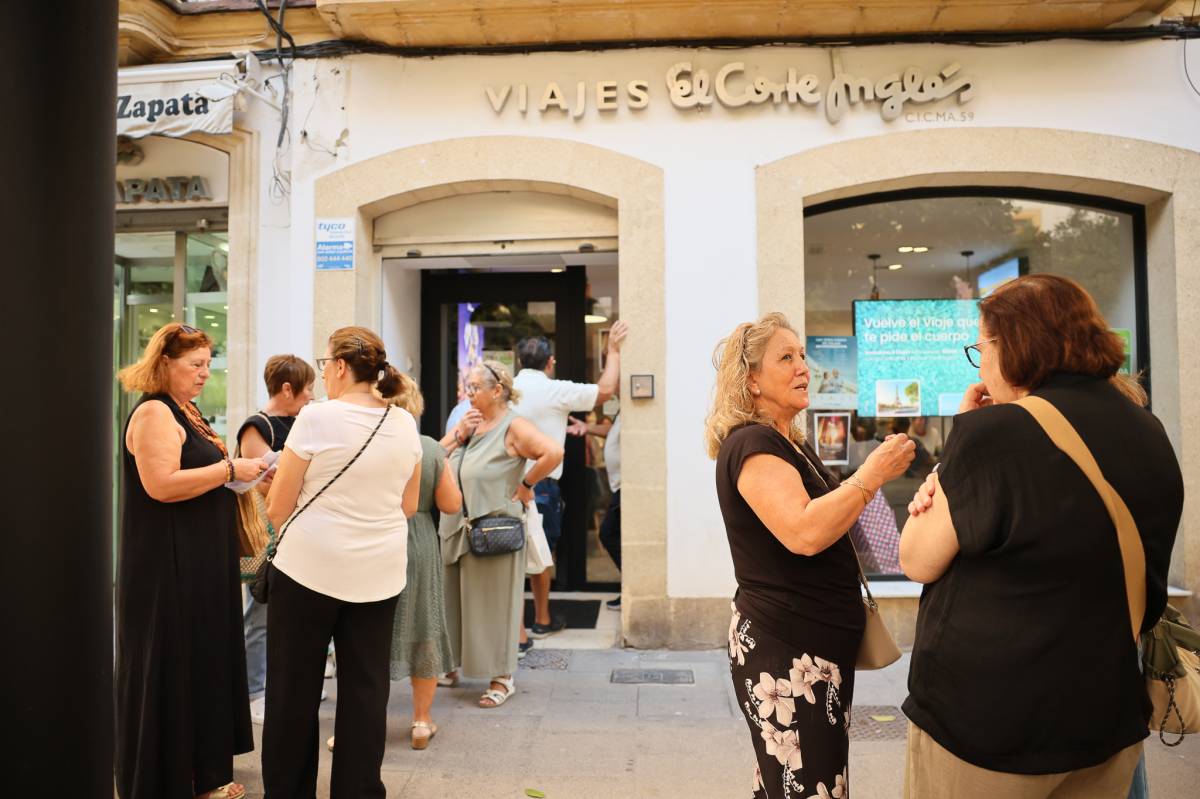 Grandes colas en la calle Larga de Jerez desde primera hora de la mañana: nadie se quiere quedar sin un viaje del Imserso