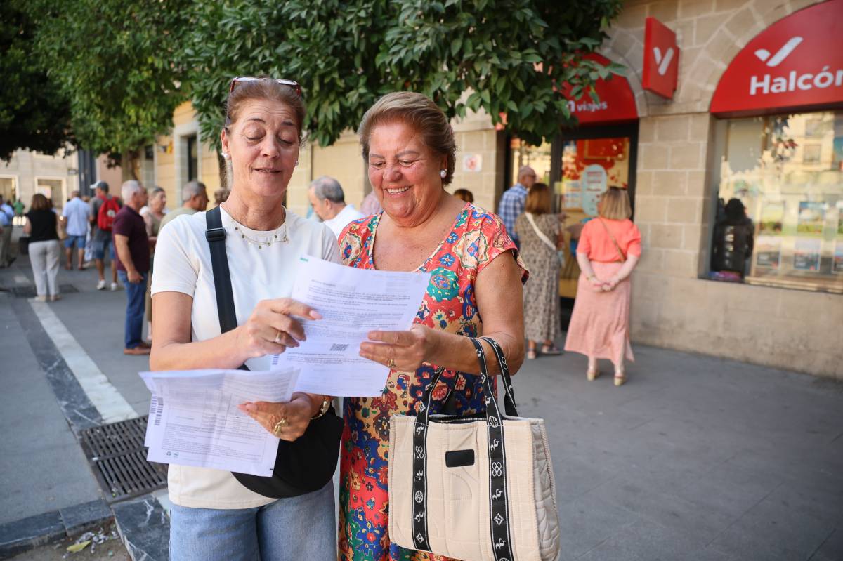 'Bullas' en las agencias de viajes en busca del mejor destino posible con el Imserso: "Las islas están todas cogidas"
