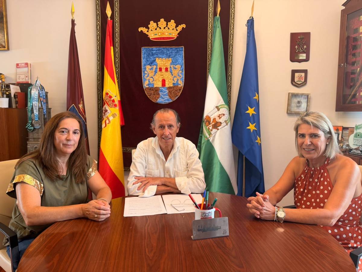 La hermana de la actriz, con el alcalde. - La hermana de la actriz, con el alcalde.
