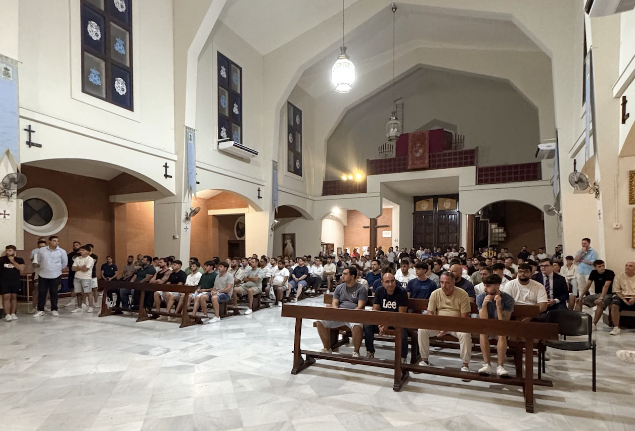 Un momento de la cita costalera en la iglesia sede de la cofradía. 