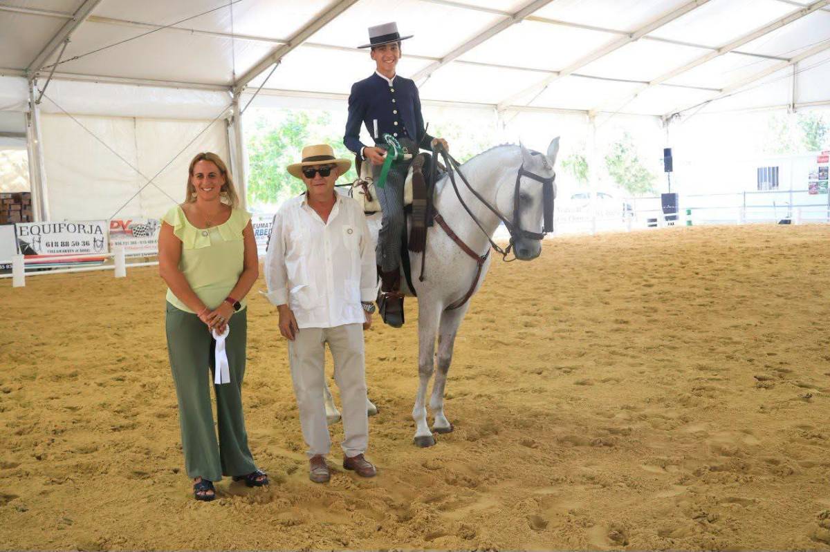 Ana Medina, presidenta de la Mancomunidad de la Sierra, con dos de los participantes de la feria. - Ana Medina, presidenta de la Mancomunidad de la Sierra, con dos de los participantes de la feria.