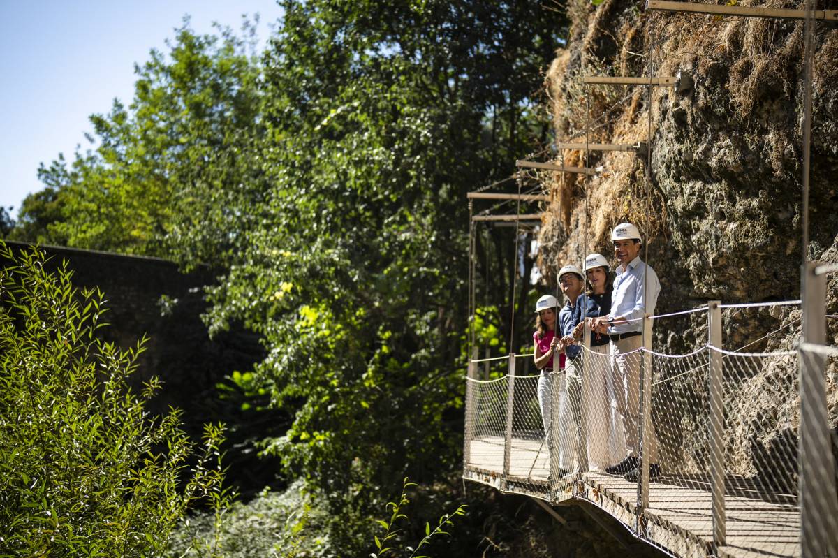 El Tajo de Ronda, desde abajo y en imágenes: así es la nueva pasarela del diseñador del Caminito del Rey que ha inaugurado Juanma Moreno