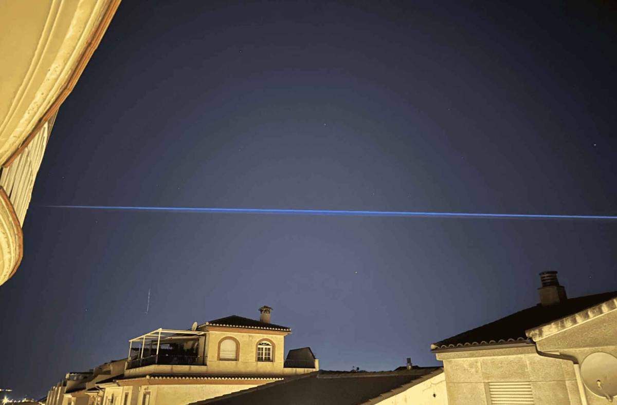 ¿Qué es el rayo de luz azul que se ha visto en el cielo de Granada durante media hora?