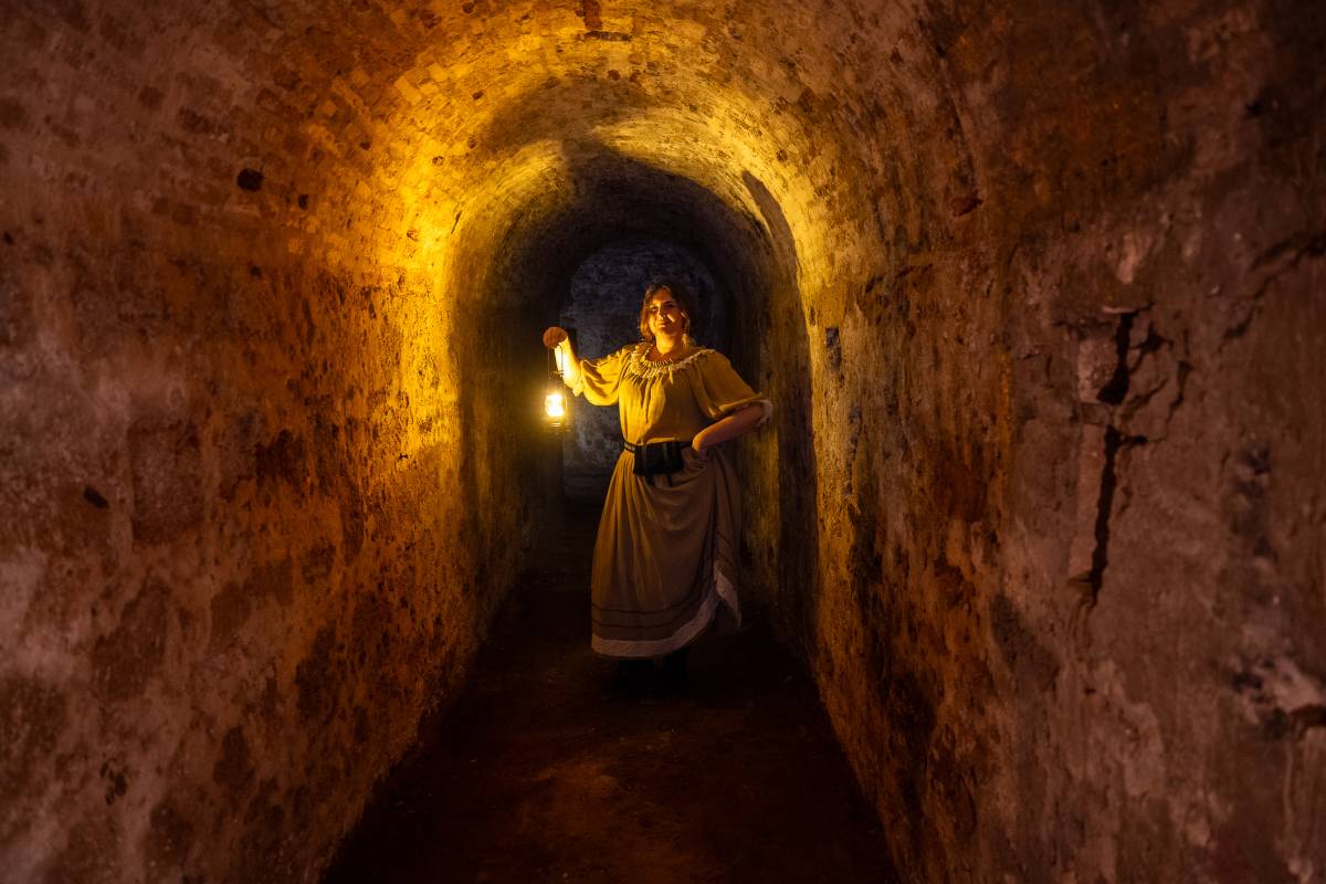 Con un quinqué para bajar a las entrañas legendarias de Cádiz: así son las Cuevas de María Moco