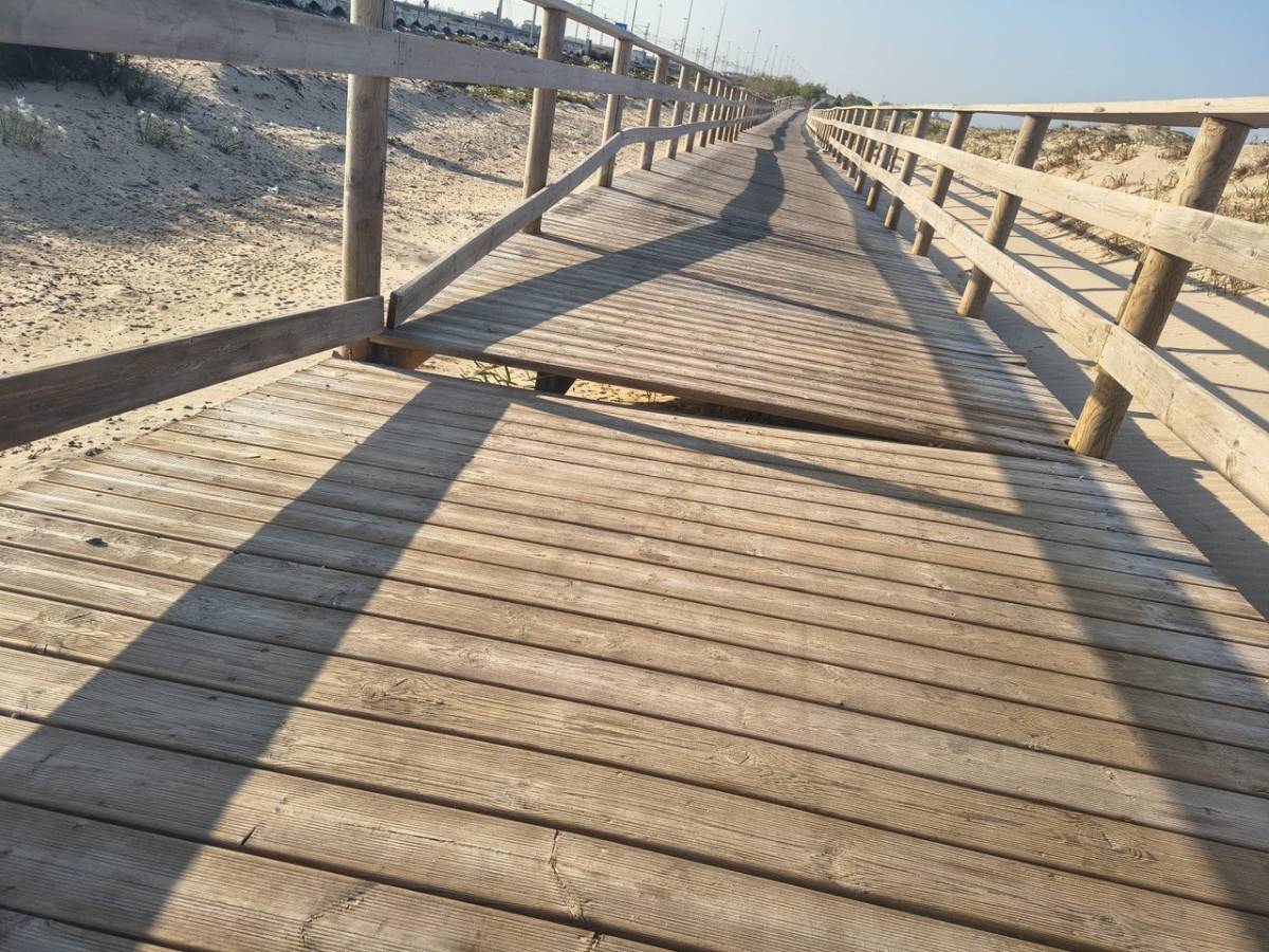 Una de las tablas rotas en el eurovelo. - Una de las tablas rotas en el eurovelo.