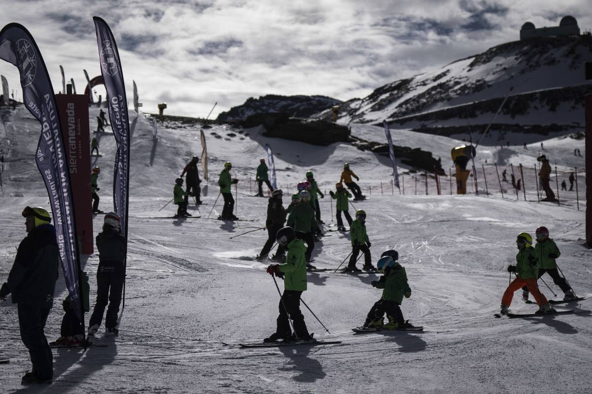 Esquiar más barato en Sierra Nevada: así funciona la rebaja del 20% que se abre hoy y por qué no es la de 2025