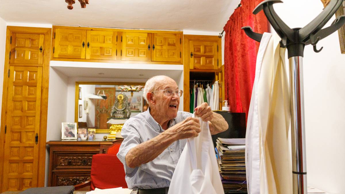 Don Fernando, el cura de Cañada Rosal que aguarda su 'jubilación forzosa' con 90 años: 