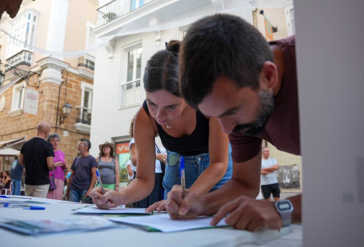 Recogida de firmas en Cádiz en contra de las viviendas turística - José María Reyna Recogida de firmas en Cádiz en contra de las viviendas turística