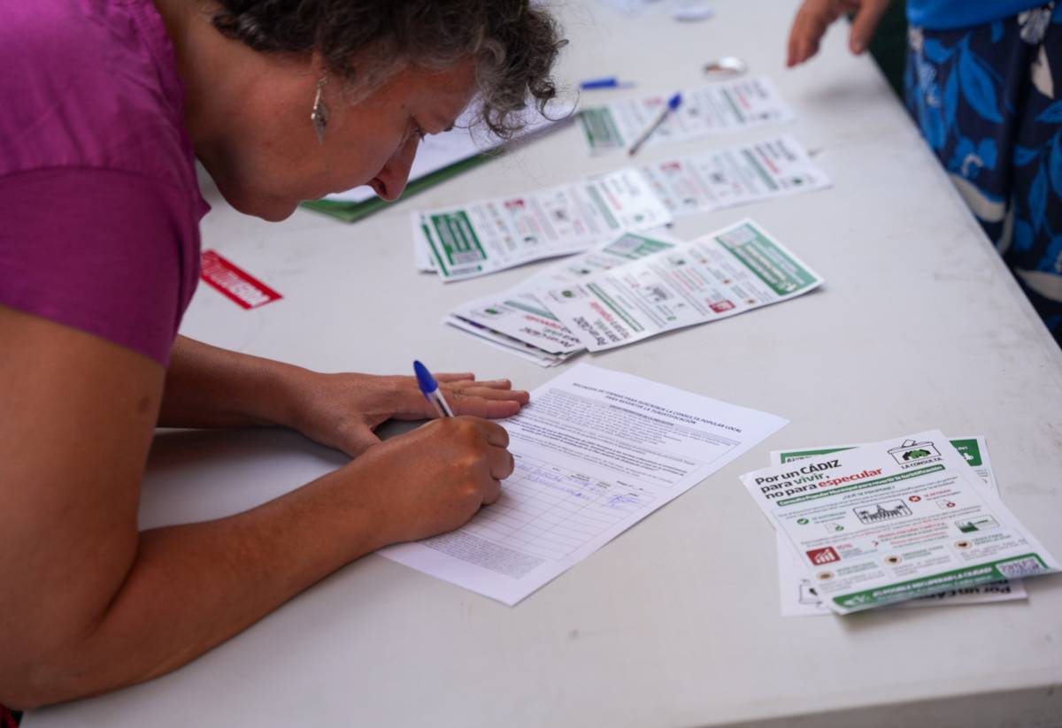 Recogida de firmas en Cádiz en contra de las viviendas turística - José María Reyna Recogida de firmas en Cádiz en contra de las viviendas turística