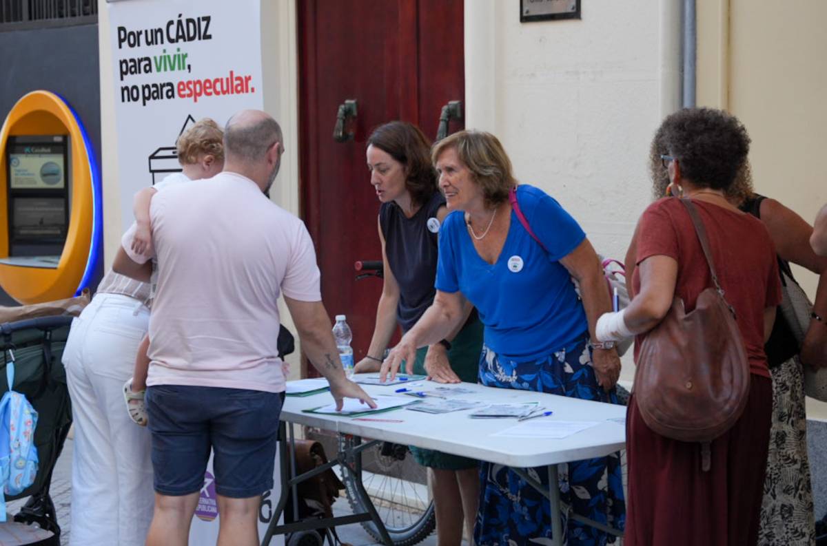 Recogida de firmas en Cádiz en contra de las viviendas turística - José María Reyna Recogida de firmas en Cádiz en contra de las viviendas turística