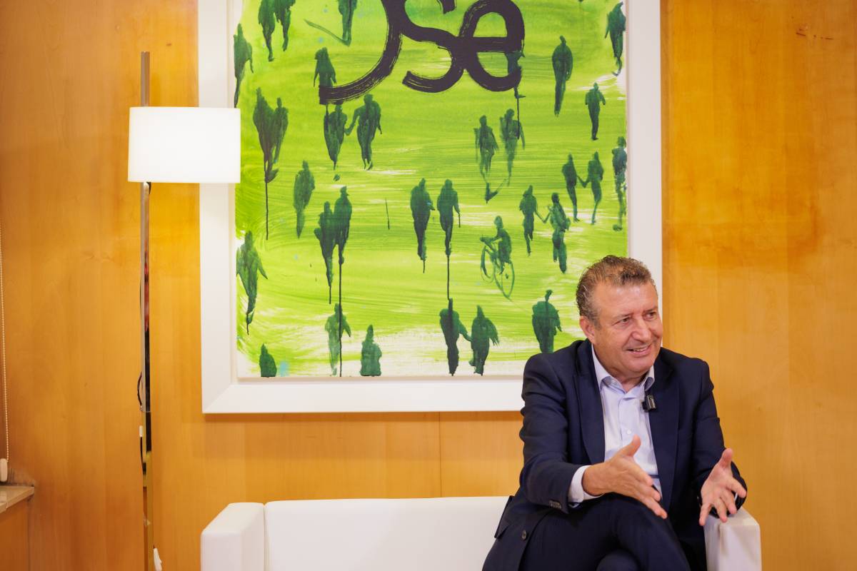 Un momento de la entrevista con el presidente de la Diputación de Sevilla y alcalde de La Rinconada, Javier Fernández de los Ríos. - MANU GARCÍA