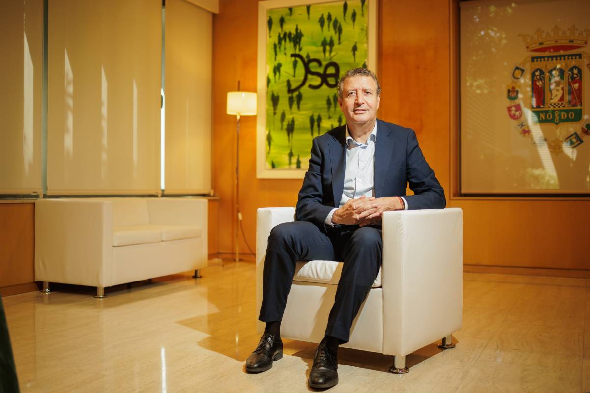 Javier Fernández de los Ríos posa, tras la entrevista con lavozdelsur.es, en la sede central de la Diputación de Sevilla, en días pasados.
