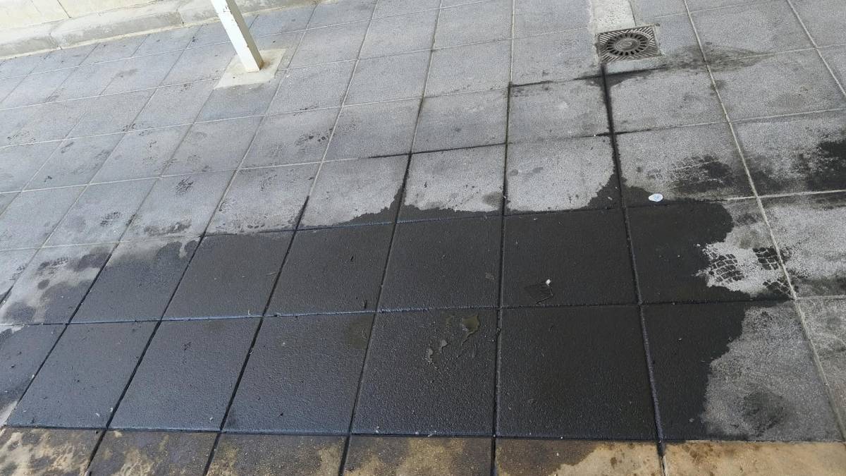 Una de las dos ambulancias subcontratadas por el SAS en Jerez tiene más de 400.000 kilómetros y no para de perder aceite: "La otra está en el taller"