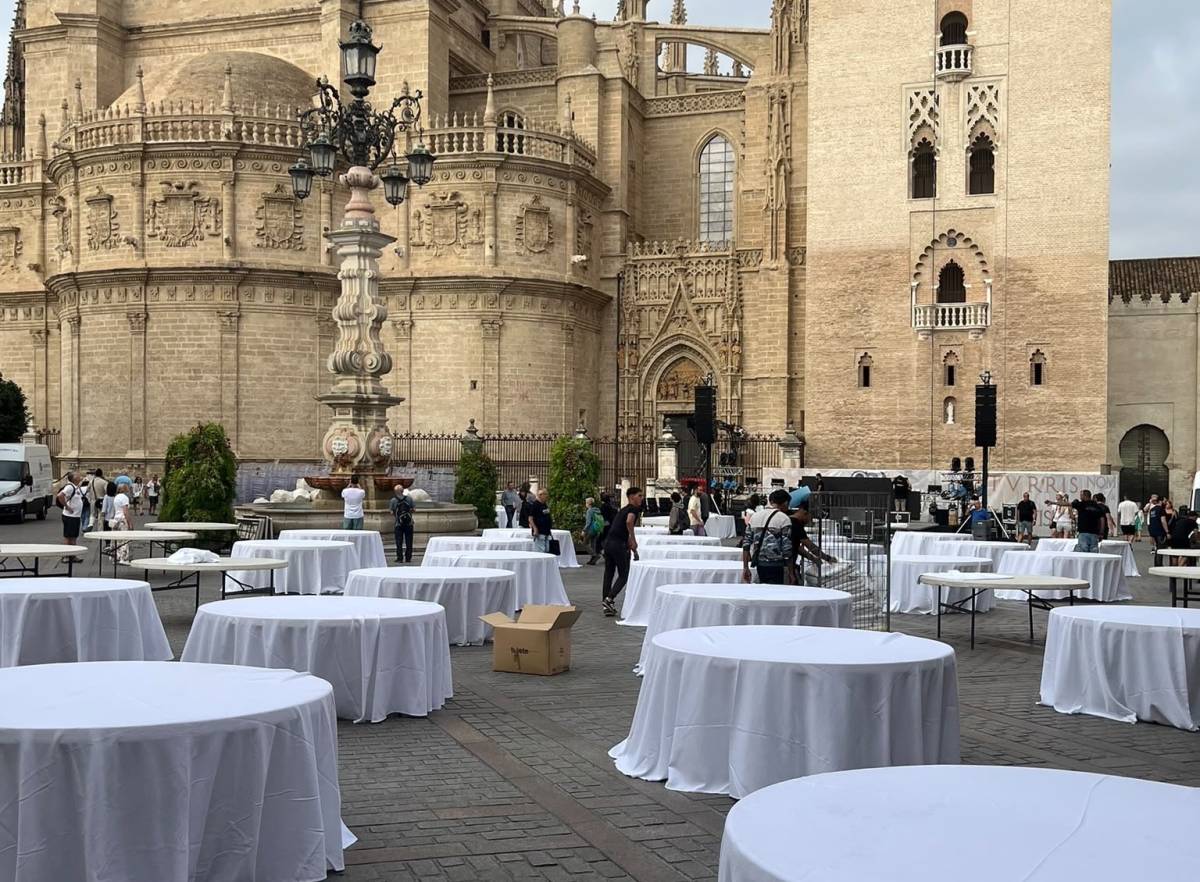 ¿Qué es la fiesta a los pies de la Giralda que indigna a cientos de sevillanos? Invitados de lujo y actuaciones de Los del Río o José Manuel Soto