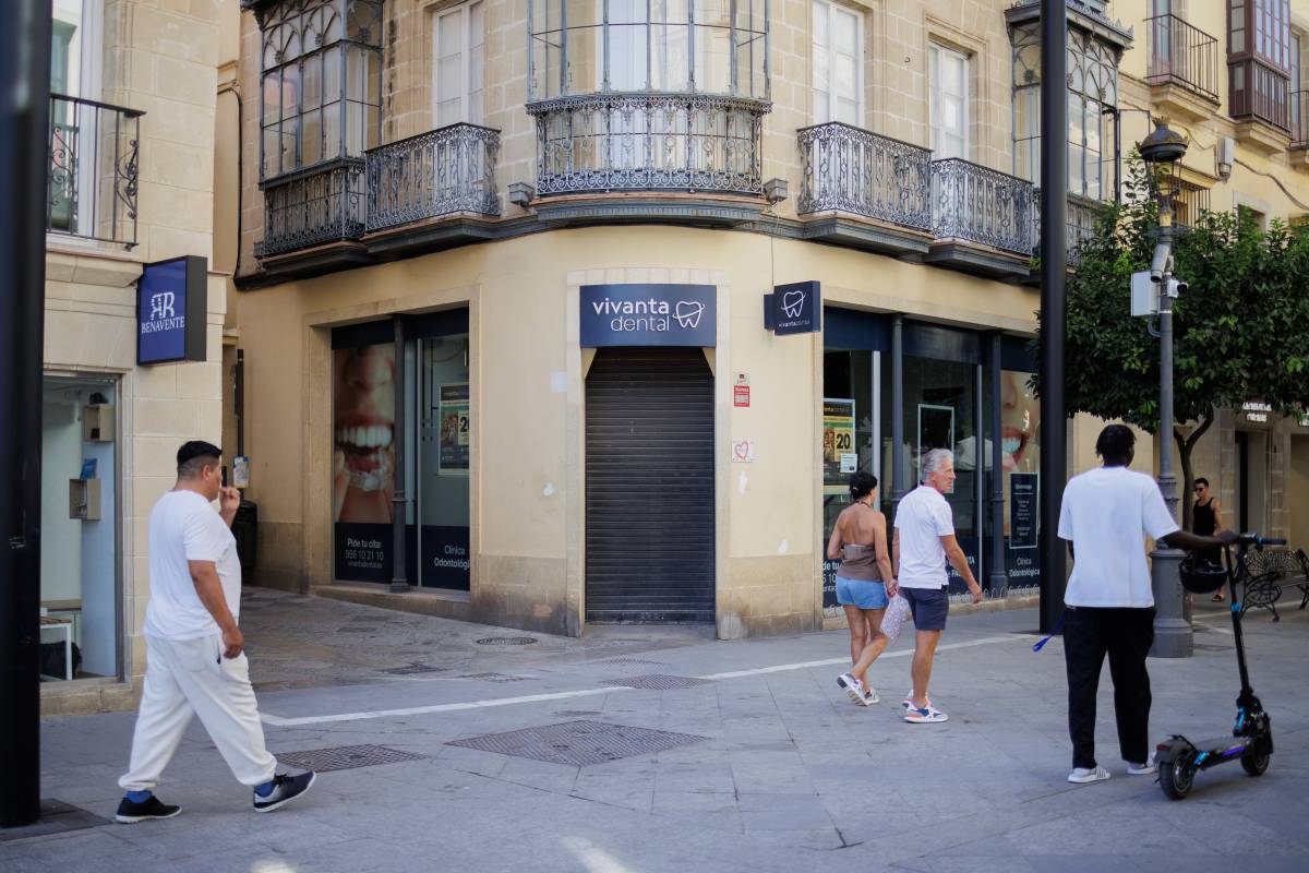 Pagó 18.000 euros y lleva medio año sin dientes: la clínica Vivanta quiebra cuatro años después de un rescate de 40 millones de la SEPI