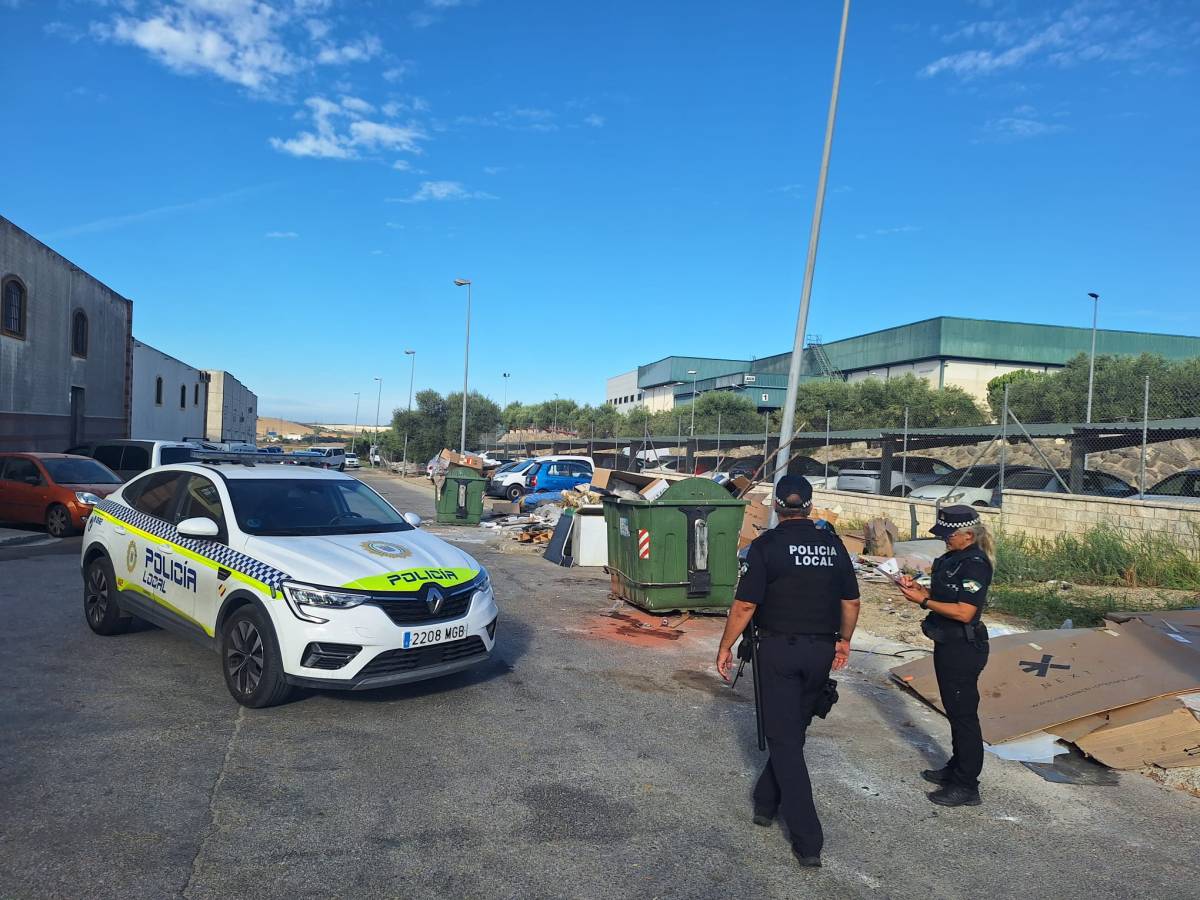 Dos 'multazos' en Jerez por tirar grandes cantidades de cartón y bolsas con madera y pastos fuera de contenedores 