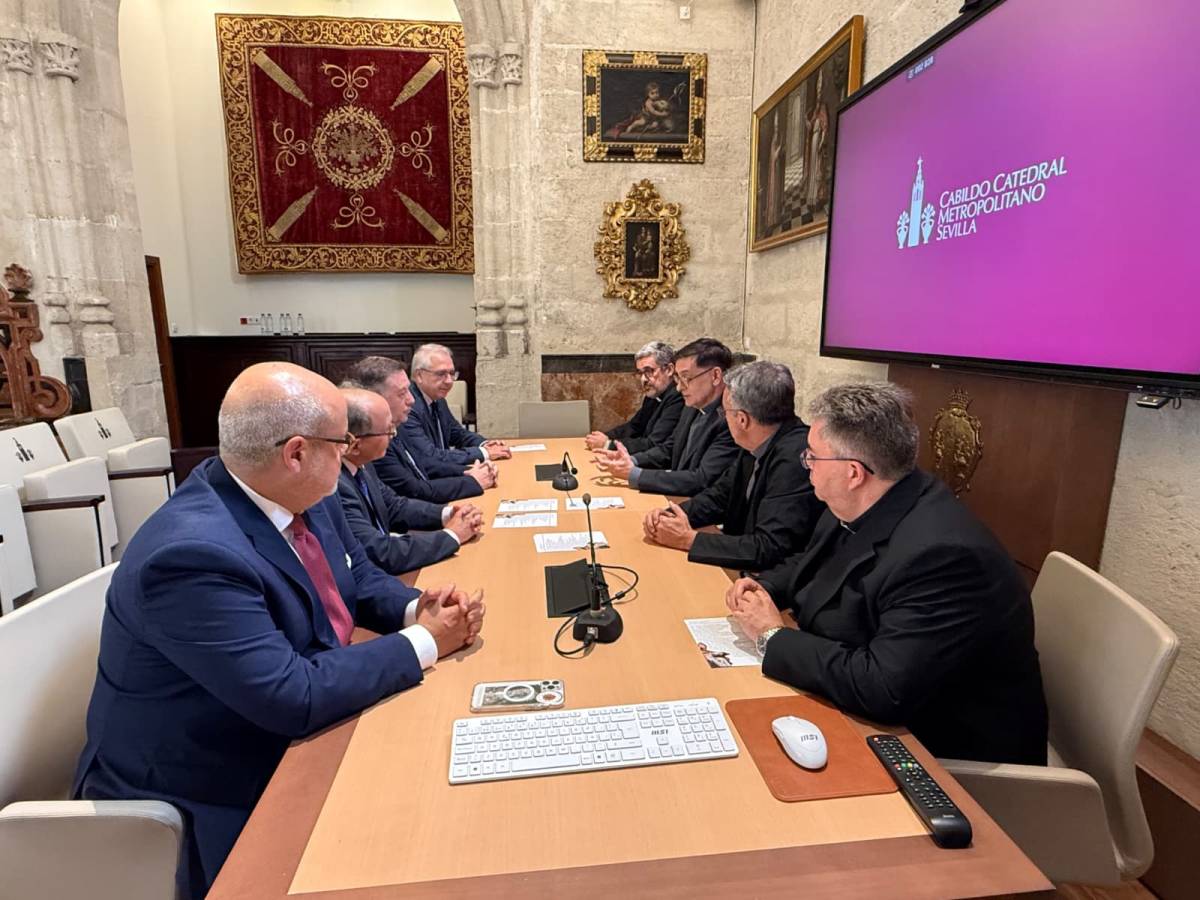 El nuevo Consejo de Sevilla se reúne con el Cabildo de la Catedral para preparar la próxima Semana Santa
