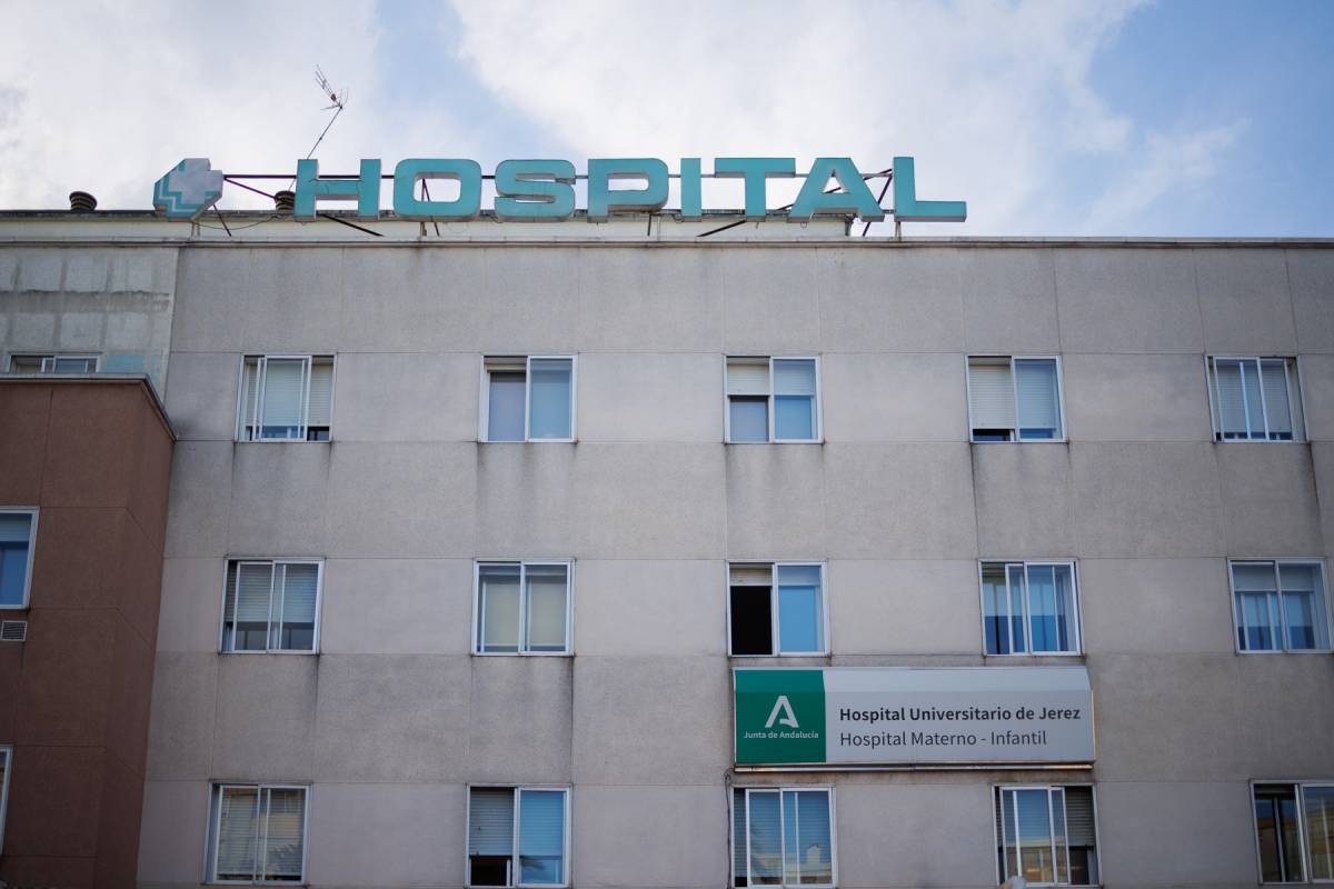 Turnos de 12 horas en solitario con 25 pacientes: la falta de TCAE en el Hospital de Jerez sigue sin solución