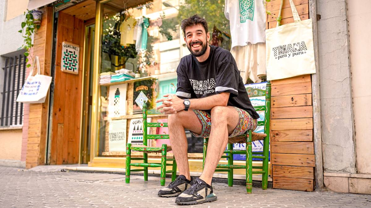 Guasinei reivindica desde Triana el comercio de barrio con sus camisetas 'retro': 