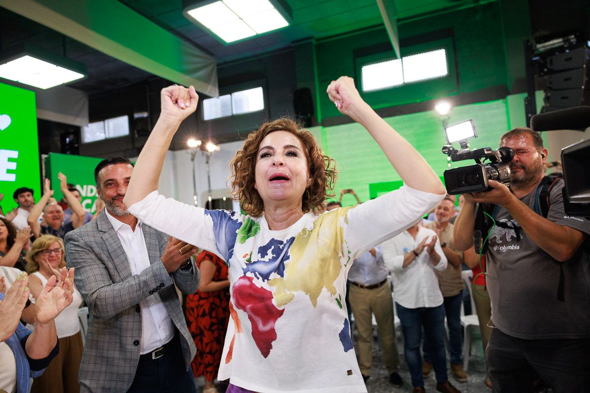 María Jesús Montero, en el inicio de la precampaña andaluza en Jerez, con José Antonio Díaz detrás. - JUAN CARLOS TORO