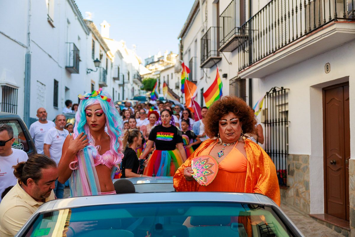 'La Peligro' y 'La Distraída', estrellas del Orgullo de Zahara, el pueblo de la Sierra que se vuelve arcoíris